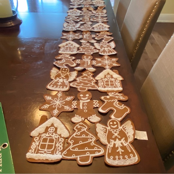 GINGERBREAD COOKIES ☆ 70" X 13" Embroidered Christmas Table Runner - Picture 4 of 5